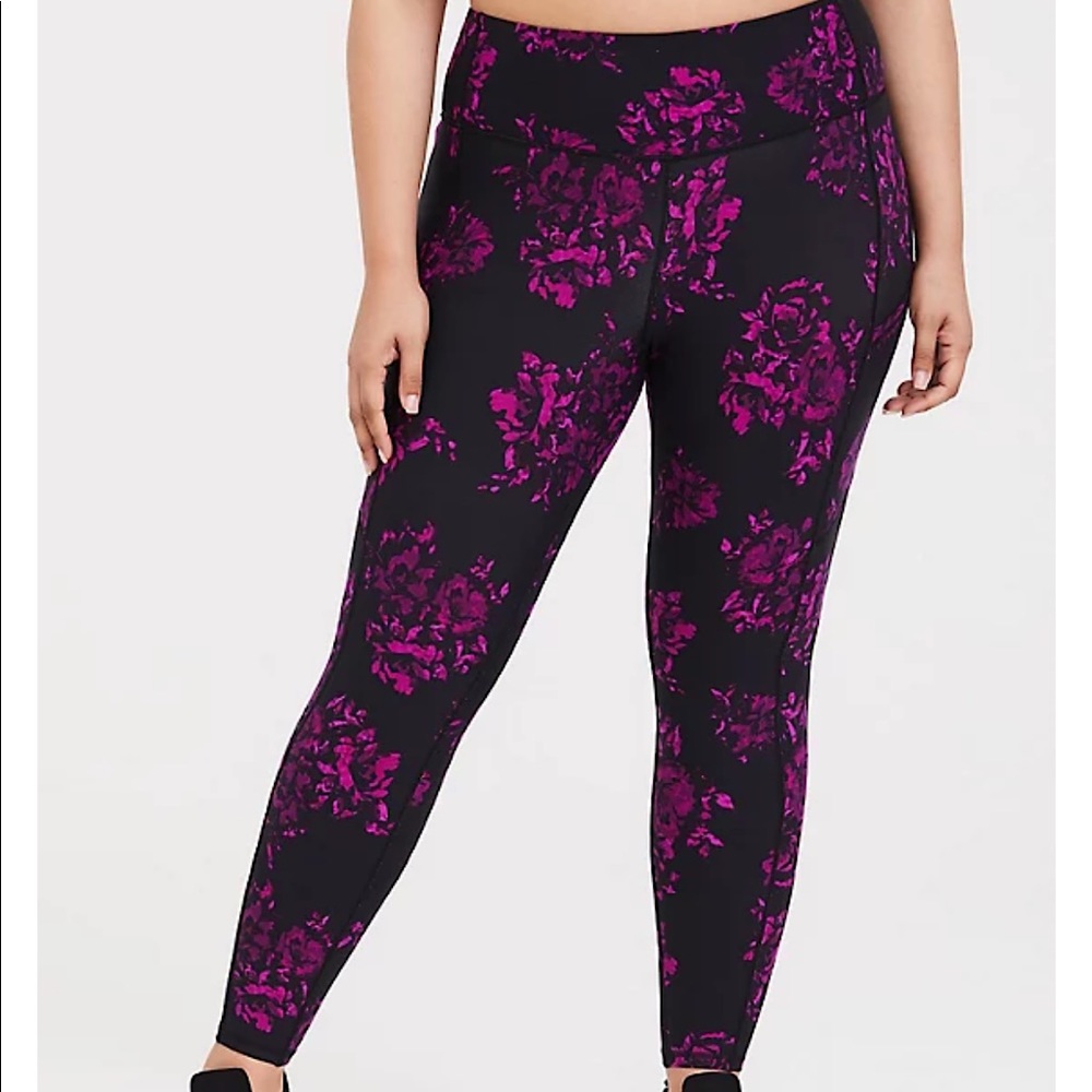 Torrid- BLACK FLORAL WICKING ACTIVE LEGGING - Plus size